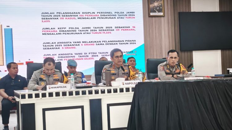 Kapolda Jambi Irjen Pol Krisno H. Siregar memimpin rilis akhir tahun 2025 didampingi Wakapolda dan pejabat utama Polda Jambi di Aula Siginjai, Selasa (30/12/2025). (Dok. Nahar)