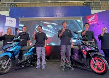 Perwakilan PT Sinar Sentosa Primatama (Sinsen) bersama jajaran manajemen berfoto bersama saat peluncuran All New Honda Vario 125 di Mall WTC Batanghari, Jambi, Senin (30/12/2025). (Dok. Stepanus)