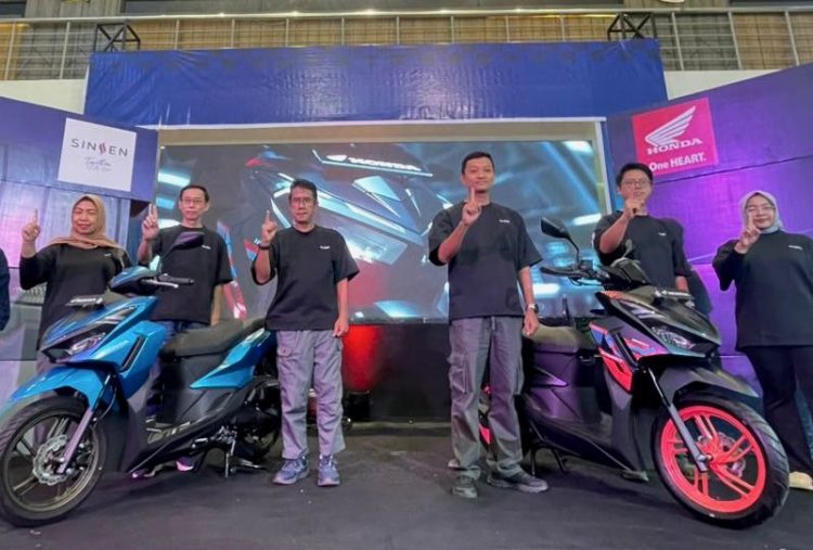 Perwakilan PT Sinar Sentosa Primatama (Sinsen) bersama jajaran manajemen berfoto bersama saat peluncuran All New Honda Vario 125 di Mall WTC Batanghari, Jambi, Senin (30/12/2025). (Dok. Stepanus)