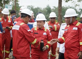 Gubernur Jambi Al Haris bersama Wakil Menteri ESDM Yuliot Tanjung meninjau lokasi pengelolaan minyak masyarakat di Tempino, Kabupaten Muaro Jambi, Rabu (31/12/2025) (Dok, Stepanus)