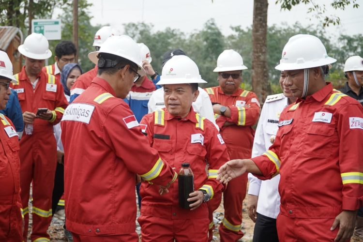 Gubernur Jambi Al Haris bersama Wakil Menteri ESDM Yuliot Tanjung meninjau lokasi pengelolaan minyak masyarakat di Tempino, Kabupaten Muaro Jambi, Rabu (31/12/2025) (Dok, Stepanus)