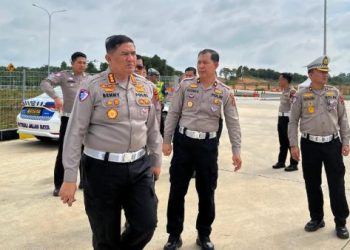 Direktur Lalu Lintas Polda Jambi Kombes Pol Adi Benny Cahyono meninjau langsung kondisi jalur utama dalam rangka persiapan Operasi Lilin 2025. (Foto: Nahar)