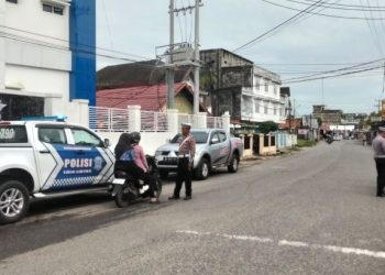 Anggota Satlantas Polda Jambi melakukan pemeriksaan dan imbauan keselamatan kepada pengendara saat pelaksanaan Operasi Zebra Siginjai 2025. (Dok. Nahar)