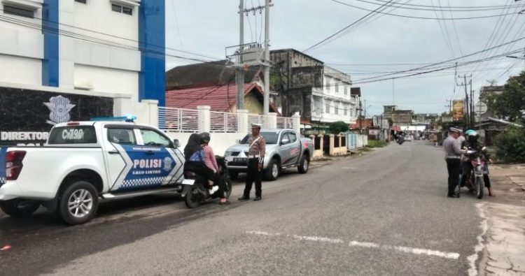Anggota Satlantas Polda Jambi melakukan pemeriksaan dan imbauan keselamatan kepada pengendara saat pelaksanaan Operasi Zebra Siginjai 2025. (Dok. Nahar)