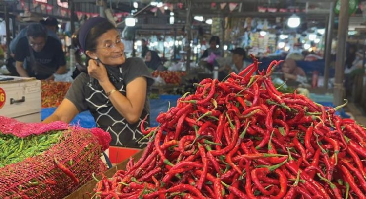 Pedagang menata cabai merah keriting di Pasar Tradisional Muara Sabak, Tanjung Jabung Timur, Sabtu (6/12/2025). (Dok. Daus)