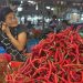 Pedagang menata cabai merah keriting di Pasar Tradisional Muara Sabak, Tanjung Jabung Timur, Sabtu (6/12/2025). (Dok. Daus)