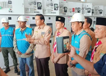 Bupati Kaur, Gusril Pausi, turun langsung meninjau progres pembangunan Saluran Udara Tegangan Tinggi (SUTT), Sabtu (13/12/2025). (Dok/supratman)