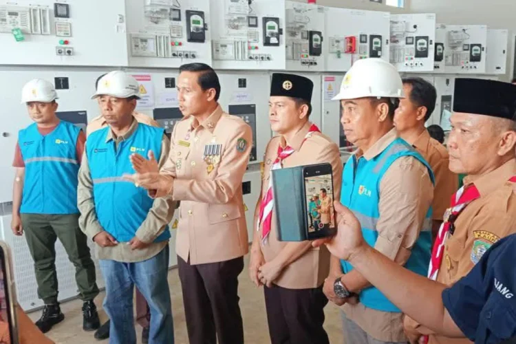 Bupati Kaur, Gusril Pausi, turun langsung meninjau progres pembangunan Saluran Udara Tegangan Tinggi (SUTT), Sabtu (13/12/2025). (Dok/supratman)