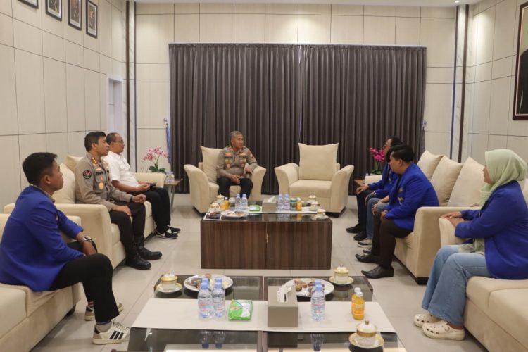 Kapolda Bengkulu Irjen Pol. Mardiyono, menerima silaturahmi Panitia Pelaksana Pelantikan Pergerakan Mahasiswa Islam Indonesia Kota Bengkulu di Ruang Tamu Polda Bengkulu, Rabu (28/1/2026). (Dok/yola)