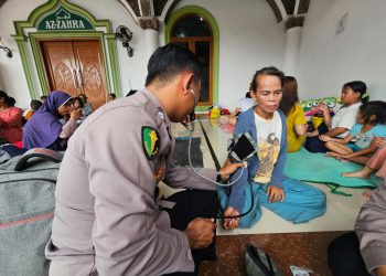 Polri Hadirkan Randurlap dan Patroli Kesehatan Door to Door untuk Korban Banjir Karawang, Senin (19/1/2026). (Dok/yola)