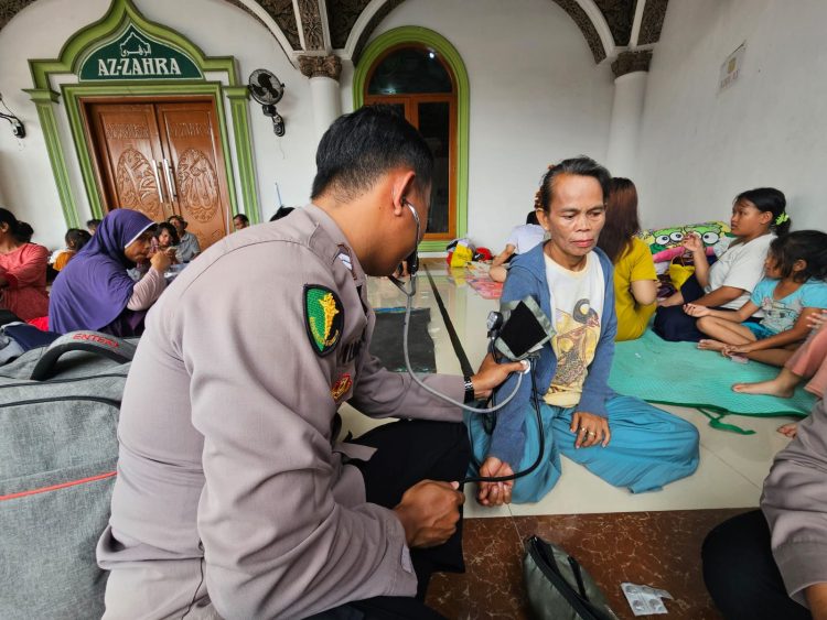 Polri Hadirkan Randurlap dan Patroli Kesehatan Door to Door untuk Korban Banjir Karawang, Senin (19/1/2026). (Dok/yola)