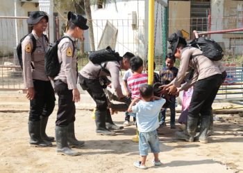 Taruna Akademi Kepolisian kembali menunjukkan kepeduliannya terhadap dunia pendidikan melalui kegiatan Peduli Kasih Natal dalam rangkaian Latihan Integrasi Taruna Wreda Nusantara 2026, Senin (26/1/2026). (Dok/yola)