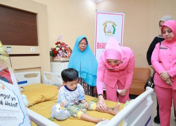 Kabid Humas Polda Kalsel Kombes Pol Adam Erwindi, S.I.K., M.H. mengatakan, saat meninjau Adel dan Jailani yang sedang dirawat di Rumah Sakit Bhayangkara Banjarmasin, Senin (19/1/2026). (Dok/yola)