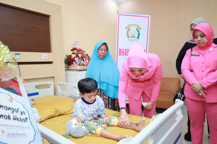 Kabid Humas Polda Kalsel Kombes Pol Adam Erwindi, S.I.K., M.H. mengatakan, saat meninjau Adel dan Jailani yang sedang dirawat di Rumah Sakit Bhayangkara Banjarmasin, Senin (19/1/2026). (Dok/yola)