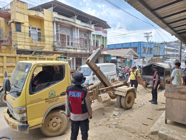 Evakuasi dilaksanakan oleh personel gabungan Satuan Lalu Lintas dan Satuan Samapta Polres Aceh Tamiang, dengan dukungan Dinas Lingkungan Hidup serta Dinas Perhubungan Kabupaten Aceh Tamiang. Senin (26/1/2026). (Dok/yola)
