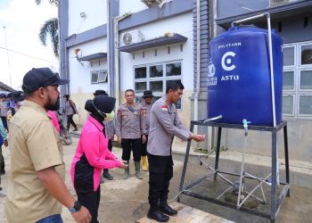 Kepala Kepolisian Daerah Aceh, Irjen Pol Marzuki Ali Basyah, melakukan pengecekan langsung sumur bor bantuan Polri di Kabupaten Aceh Tamiang, Sabtu (24/1/2026). (Dok/yola)