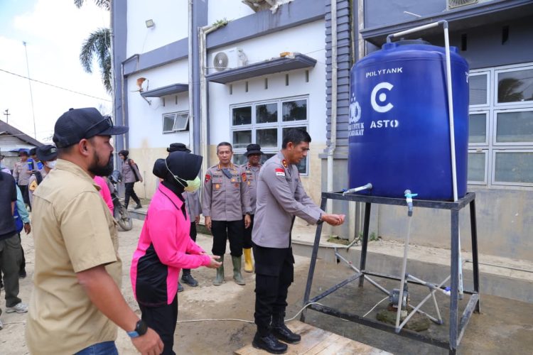 Kepala Kepolisian Daerah Aceh, Irjen Pol Marzuki Ali Basyah, melakukan pengecekan langsung sumur bor bantuan Polri di Kabupaten Aceh Tamiang, Sabtu (24/1/2026). (Dok/yola)