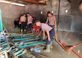Personel Satuan Brimob Batalyon A Polda Sumatera Utara turun langsung membantu warga terdampak bencana alam di Desa Hutanabolon dan Desa Aek Tolang, Kabupaten Tapanuli Tengah, Minggu (18/1/2026). (Dok/Yl)