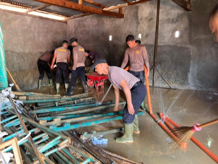Personel Satuan Brimob Batalyon A Polda Sumatera Utara turun langsung membantu warga terdampak bencana alam di Desa Hutanabolon dan Desa Aek Tolang, Kabupaten Tapanuli Tengah, Minggu (18/1/2026). (Dok/Yl)