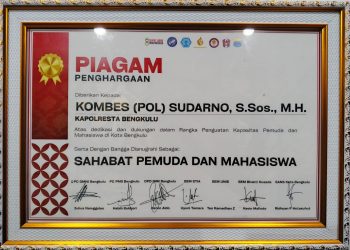 piagam penghargaan sebagai bentuk apresiasi atas dedikasi dan dukungan Kapolresta Bengkulu dalam penguatan kapasitas pemuda dan mahasiswa di Kota Bengkulu. Atas komitmen tersebut, Kombes Pol Sudarno dianugerahi gelar “Sahabat Pemuda dan Mahasiswa.” (Dok/yl)