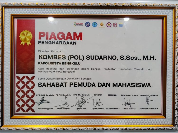 piagam penghargaan sebagai bentuk apresiasi atas dedikasi dan dukungan Kapolresta Bengkulu dalam penguatan kapasitas pemuda dan mahasiswa di Kota Bengkulu. Atas komitmen tersebut, Kombes Pol Sudarno dianugerahi gelar “Sahabat Pemuda dan Mahasiswa.” (Dok/yl)