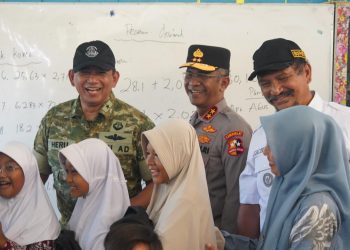 Sinergitas TNI dan Polri dalam penanganan pascabencana kembali ditunjukkan melalui kunjungan kerja tingkat tinggi di Kabupaten Aceh Tamiang, Rabu (28/1). (Dok/yola)