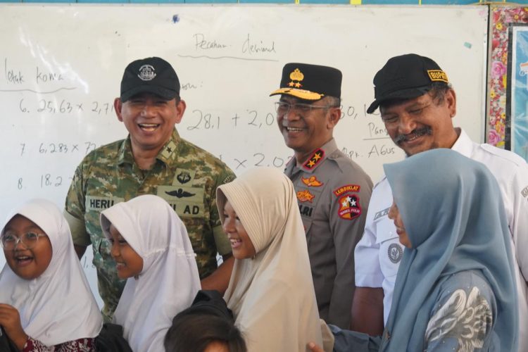 Sinergitas TNI dan Polri dalam penanganan pascabencana kembali ditunjukkan melalui kunjungan kerja tingkat tinggi di Kabupaten Aceh Tamiang, Rabu (28/1). (Dok/yola)