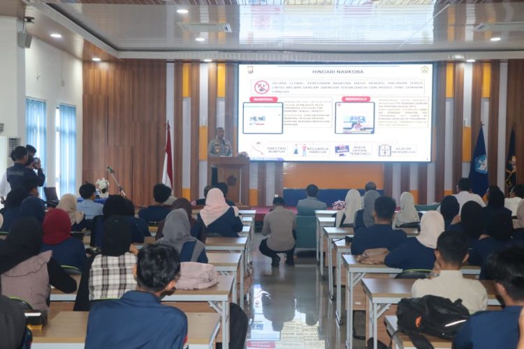 Kapolda Bengkulu Irjen Pol. Mardiyono, S.I.K., M.Si., memberikan kuliah umum sekaligus sosialisasi kepada mahasiswa Universitas Bengkulu, Senin (19/1/2026). (Dok/yola)