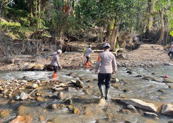 Tim SAR Resimen II Pasukan Pelopor melaksanakan BKO di Polda Sumbar, aksi pembersihan material sisa bencana dilakukan di sepanjang aliran sungai Desa Kampung Tengah, Kecamatan Palembayan, Kabupaten Agam, Selasa (27/1). (Dok/yola)