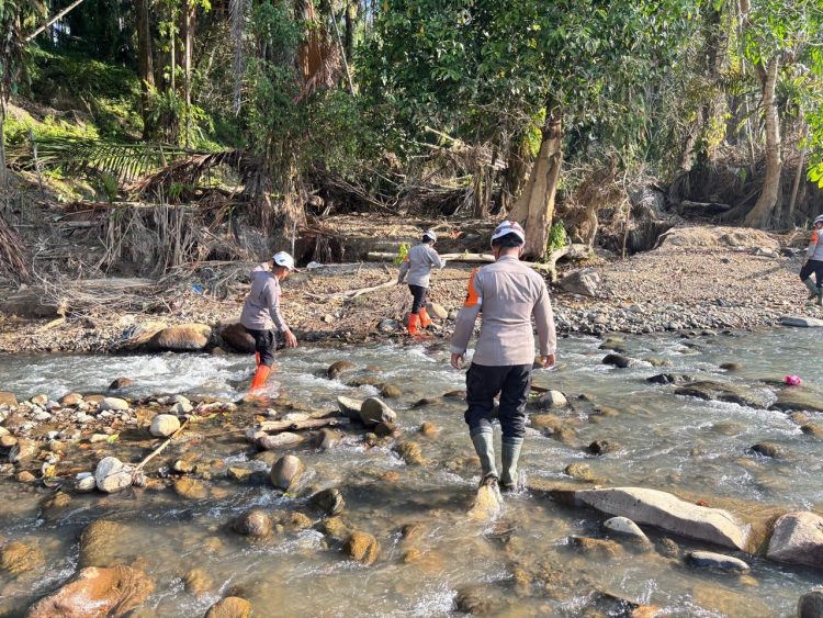 Tim SAR Resimen II Pasukan Pelopor melaksanakan BKO di Polda Sumbar, aksi pembersihan material sisa bencana dilakukan di sepanjang aliran sungai Desa Kampung Tengah, Kecamatan Palembayan, Kabupaten Agam, Selasa (27/1). (Dok/yola)