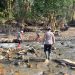Tim SAR Resimen II Pasukan Pelopor melaksanakan BKO di Polda Sumbar, aksi pembersihan material sisa bencana dilakukan di sepanjang aliran sungai Desa Kampung Tengah, Kecamatan Palembayan, Kabupaten Agam, Selasa (27/1). (Dok/yola)
