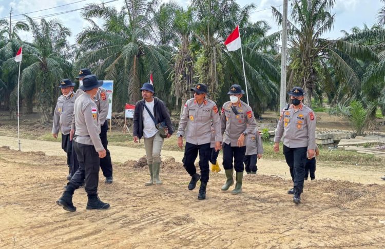 Kapolda Aceh Tinjau Kesiapan Lahan Huntap di Aceh Tamiang, di areal perkebunan PTPN I, Desa Simpang Kanan, Kecamatan Kejuruan Muda, Kabupaten Aceh Tamiang, Jumat (23/1/2026). (Dok/yola)