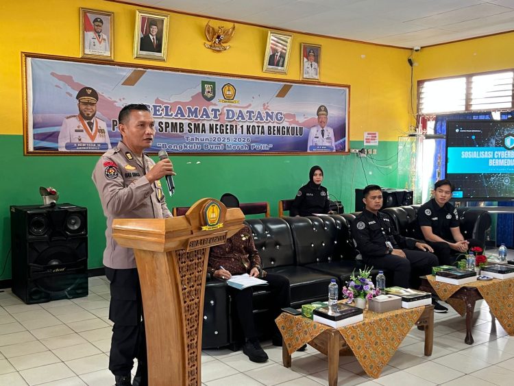 Bidhumas Polda Gelar Sosialisasi Cyberbullying dan Etika Bermedia Sosial di SMAN 1 Kota Bengkulu, Kamis (29/1/2026). (Dok/yola)