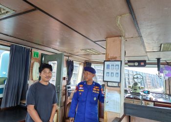 Personel Ditpolairud Polda Bengkulu yang bertugas di Kapal Polisi XXVII-2004 melaksanakan patroli perairan di sekitar Lempuing, Rabu (28/1/2026). (Dok/yola)