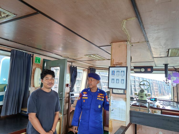 Personel Ditpolairud Polda Bengkulu yang bertugas di Kapal Polisi XXVII-2004 melaksanakan patroli perairan di sekitar Lempuing, Rabu (28/1/2026). (Dok/yola)