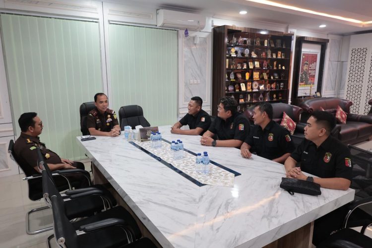 Pengprov Persatuan Menembak Indonesia (Perbakin) Bengkulu melakukan audiensi dengan Kepala Kejaksaan Tinggi (Kajati) Bengkulu, Senin (19/1/2026). (Dok/yola)