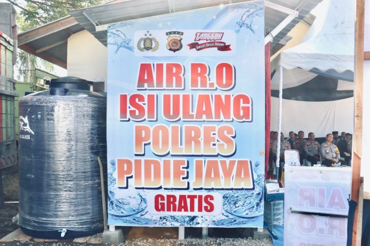 Kapolres Pidie Jaya AKBP Ahmad Faisal Pasaribu meresmikan Depot Air Minum Reverse Osmosis (RO) Polres Pidie Jaya yang berlokasi di Pos Satuan Lalu Lintas Polres Pidie Jaya, Jumat (23/1/2026). (Dok/yola)
