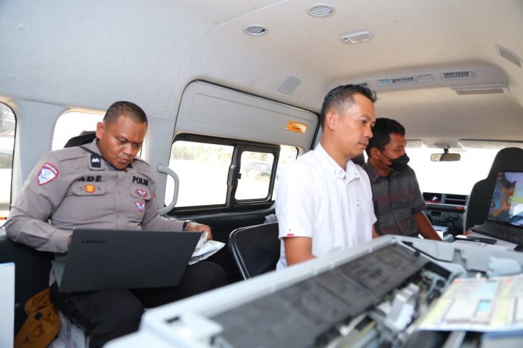 Polda Aceh bekerja sama dengan Pemerintah Provinsi Aceh membuka posko pelayanan khusus pengurusan STNK dan BPKB, dipusatkan di Aula Polres Aceh Tamiang, Senin (19/1/2026). (Dok/yola)