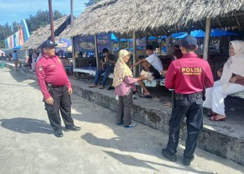 Personel Subdit Wisata Direktorat Pam Obvit Polda Bengkulu melaksanakan patroli dialogis di Kawasan Wisata Pantai Panjang Bengkulu, Sabtu (31/1/2026). (Dok/yola)