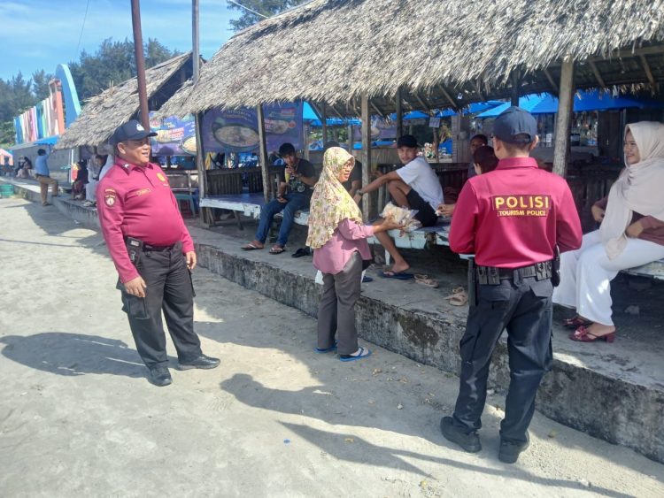 Personel Subdit Wisata Direktorat Pam Obvit Polda Bengkulu melaksanakan patroli dialogis di Kawasan Wisata Pantai Panjang Bengkulu, Sabtu (31/1/2026). (Dok/yola)