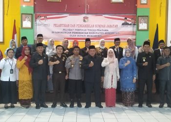 Foto bersama Bupati Mukomuko, H. Choirul Huda, S.H., dengan 10 Pejabat Pimpinan Tinggi Pratama di lingkungan Pemerintah Kabupaten Mukomuko, Senin (12/1/2026). (Dok/Dd)