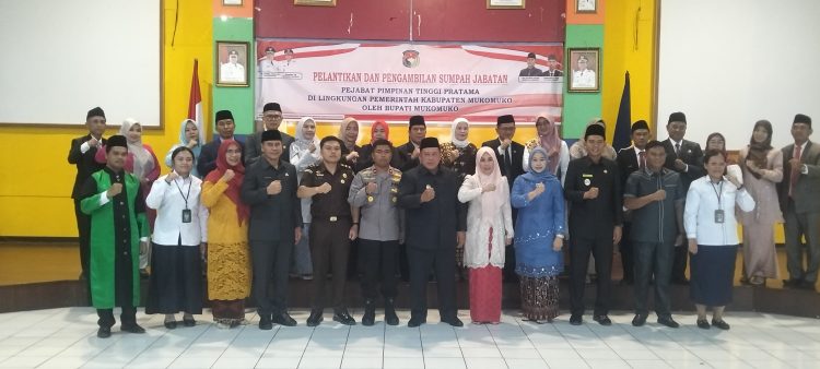 Foto bersama Bupati Mukomuko, H. Choirul Huda, S.H., dengan 10 Pejabat Pimpinan Tinggi Pratama di lingkungan Pemerintah Kabupaten Mukomuko, Senin (12/1/2026). (Dok/Dd)