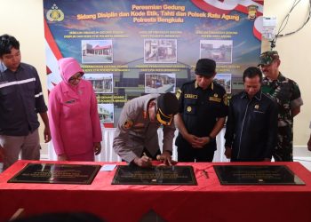 Penandatanganan prasasti oleh Kapolresta Bengkulu serta pengguntingan pita oleh Wali Kota Bengkulu, di Polsek Ratu Agung, Kamis (9/1/2026). (Dok/yl)