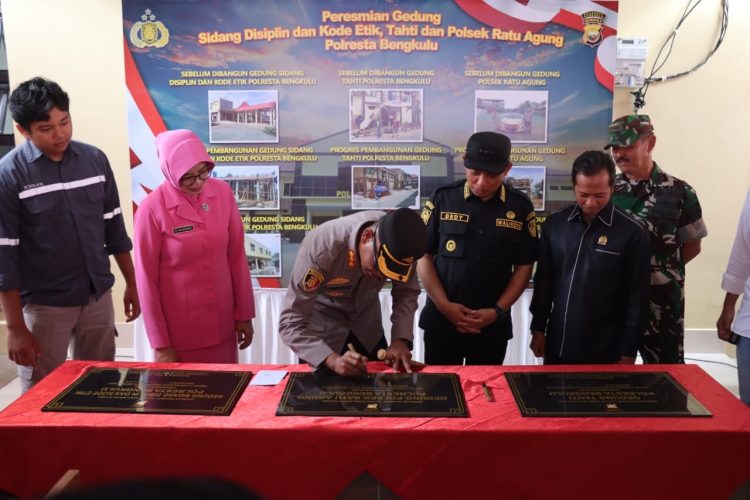 Penandatanganan prasasti oleh Kapolresta Bengkulu serta pengguntingan pita oleh Wali Kota Bengkulu, di Polsek Ratu Agung, Kamis (9/1/2026). (Dok/yl)