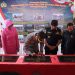 Penandatanganan prasasti oleh Kapolresta Bengkulu serta pengguntingan pita oleh Wali Kota Bengkulu, di Polsek Ratu Agung, Kamis (9/1/2026). (Dok/yl)