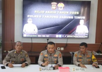 Kapolres Tanjung Jabung Timur didampingi jajaran memaparkan rilis akhir tahun 2025 terkait capaian kinerja, pengungkapan kriminalitas, kecelakaan lalu lintas, dan kasus narkoba di Mapolres Tanjung Jabung Timur, Rabu (31/12/2025). (Dok. Daus)