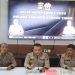 Kapolres Tanjung Jabung Timur didampingi jajaran memaparkan rilis akhir tahun 2025 terkait capaian kinerja, pengungkapan kriminalitas, kecelakaan lalu lintas, dan kasus narkoba di Mapolres Tanjung Jabung Timur, Rabu (31/12/2025). (Dok. Daus)