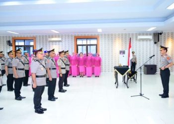 Kapolda Jambi Irjen Pol. Krisno H. Siregar memimpin upacara serah terima jabatan dan pelantikan pejabat utama serta kapolres jajaran di Aula Mapolda Jambi, Jumat (9/1/2026). (Dok. Humas)