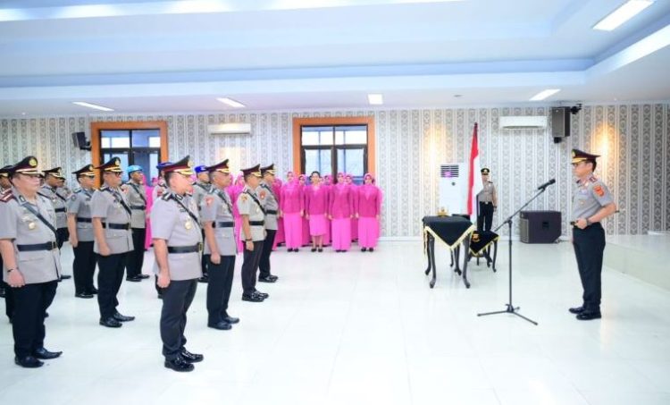 Kapolda Jambi Irjen Pol. Krisno H. Siregar memimpin upacara serah terima jabatan dan pelantikan pejabat utama serta kapolres jajaran di Aula Mapolda Jambi, Jumat (9/1/2026). (Dok. Humas)