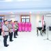 Kapolda Jambi Irjen Pol. Krisno H. Siregar memimpin upacara serah terima jabatan dan pelantikan pejabat utama serta kapolres jajaran di Aula Mapolda Jambi, Jumat (9/1/2026). (Dok. Humas)